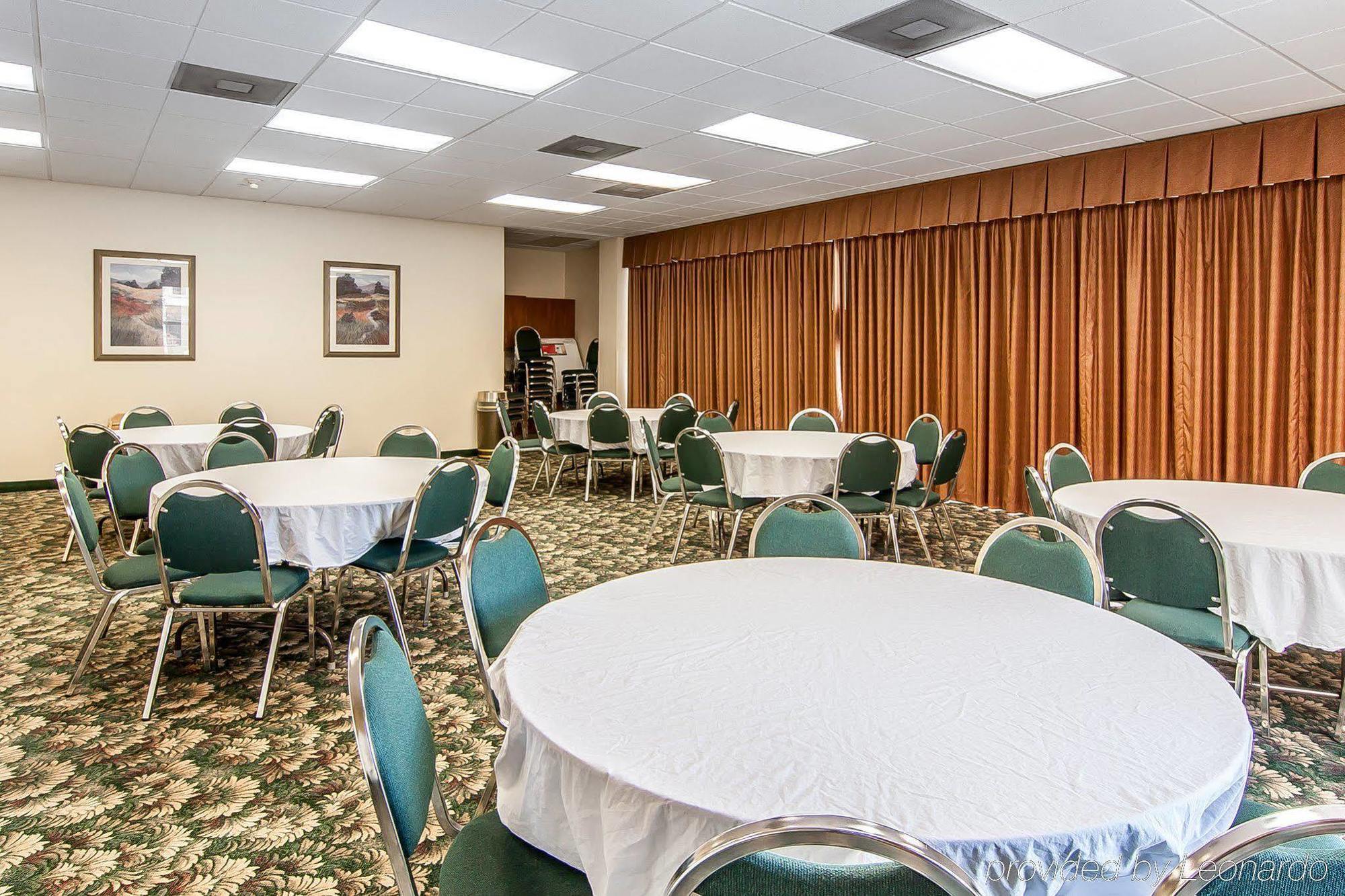 Quality Downtown Convention Center 2*